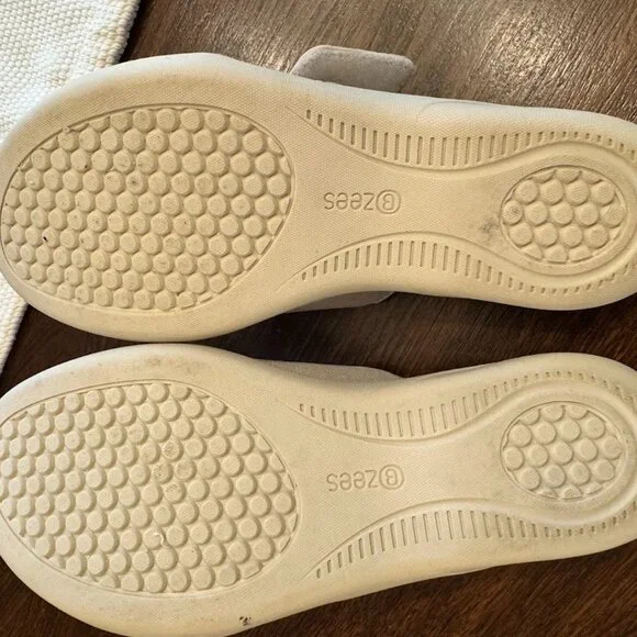 BZees Womans White Sparkle Slide Sandals Size 7 - Picture 8 of 8